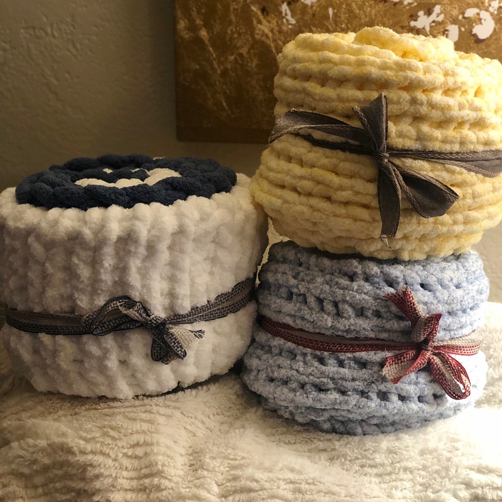 TAKING ORDERS NOW I make chunky blankets , small 65.00, med 85.00, large 145.00